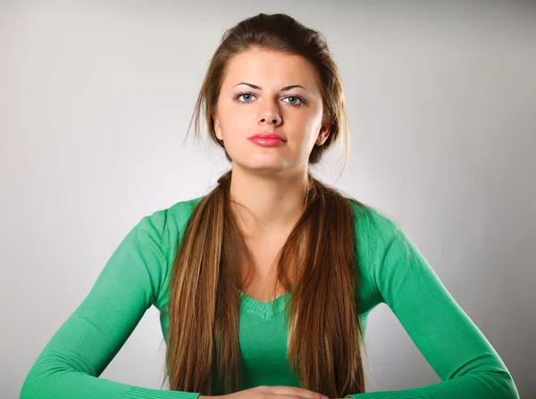 Een jonge vrouw zitten — Stockfoto