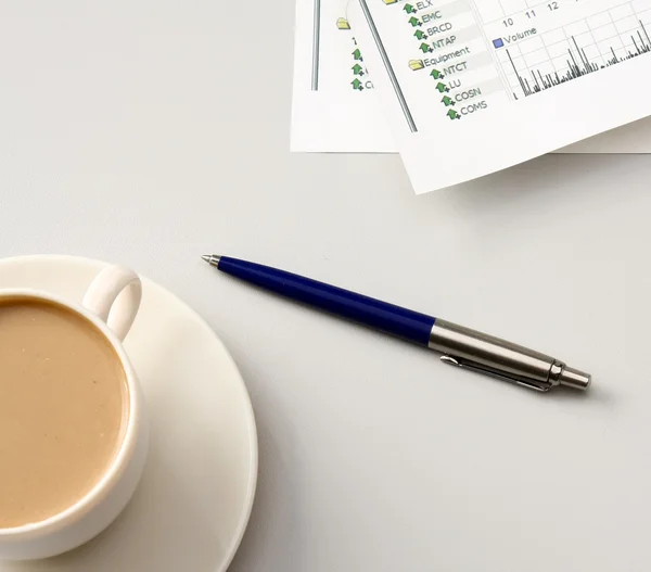 Stift in der Nähe der Tasse. — Stockfoto