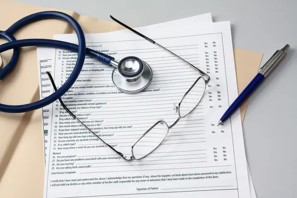 Pen ,stethoscope , folder with papers and glasses. — Stock Photo, Image