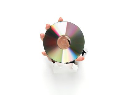Küçük bir disk tutan el.