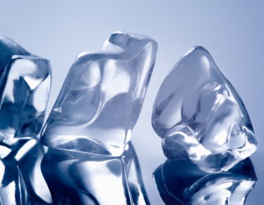 beyaz üzerine buz eritme.