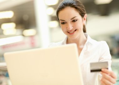 İnternetten alışveriş yapan kadın