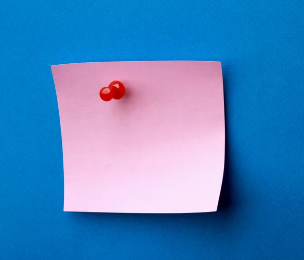 Pink paper note on blue — Stock Photo, Image