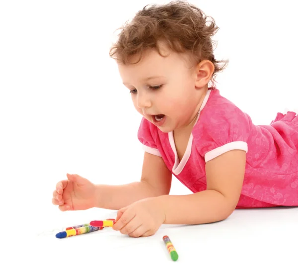 Menina em um soalho e fazendo desenhos em papel . — Fotografia de Stock