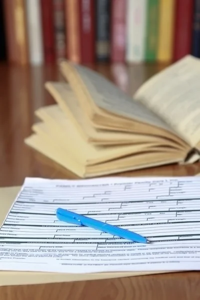 Libro en el escritorio contra libros . —  Fotos de Stock