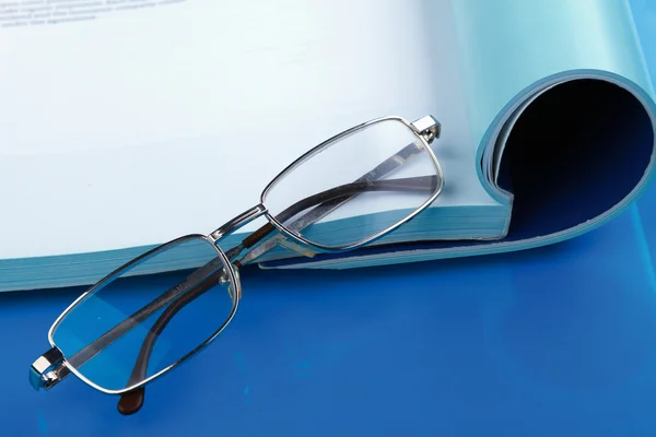 Brille auf einem Buch liegend. — Stockfoto