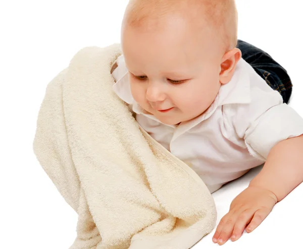 En baby täckt med en handduk — Stockfoto