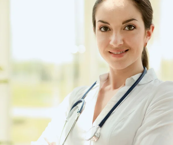 Médecin femme avec stéthoscope . — Photo