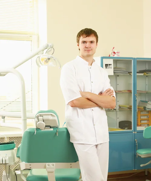 Homem dentista em seu escritório sorrindo . — Fotografia de Stock