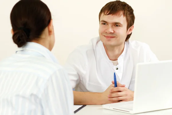 Jonge vrouw met tandarts — Stockfoto