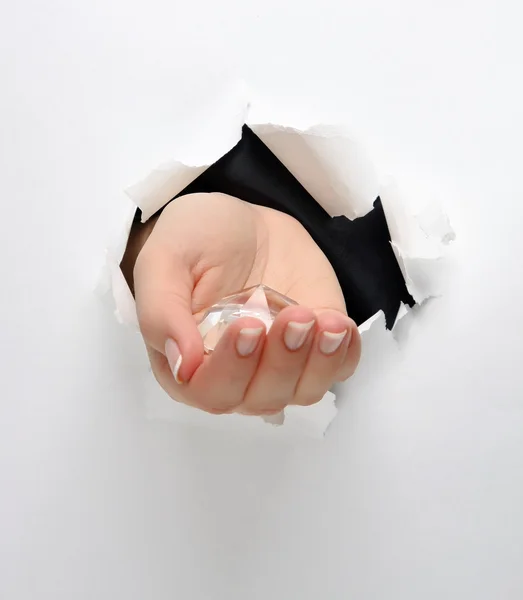 Eine weibliche Hand mit einem Diamanten — Stockfoto