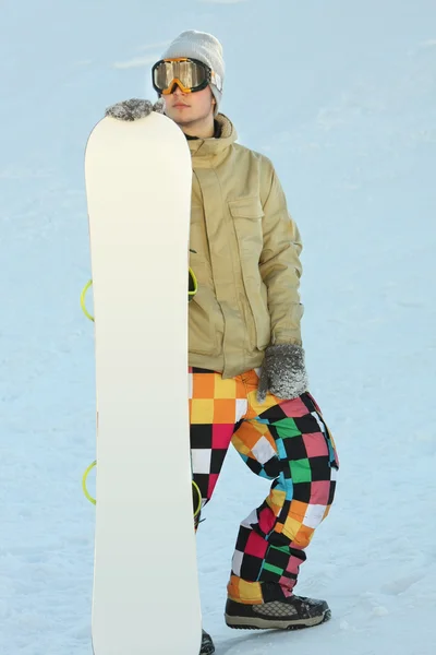 Snowboarder de pé perto de bordo . — Fotografia de Stock