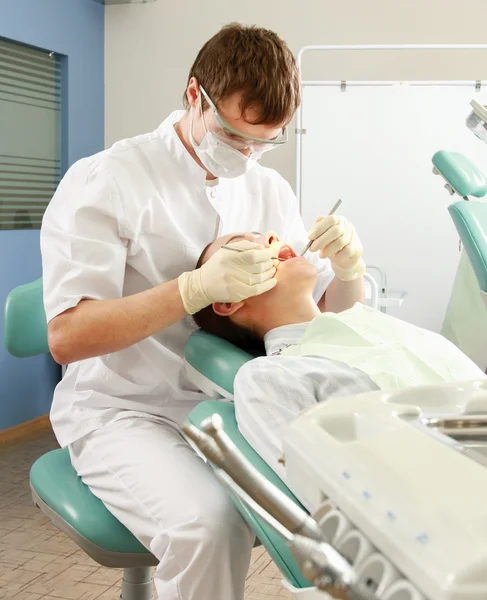 Jeune femme avec dentiste — Photo