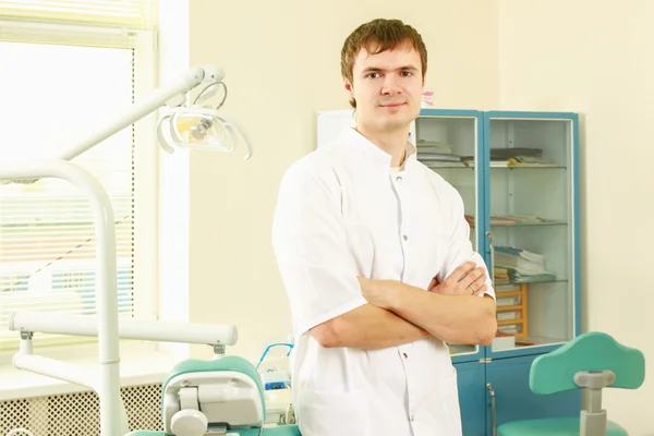 Człowiek dentysta w jego biurze uśmiechający się. — Zdjęcie stockowe