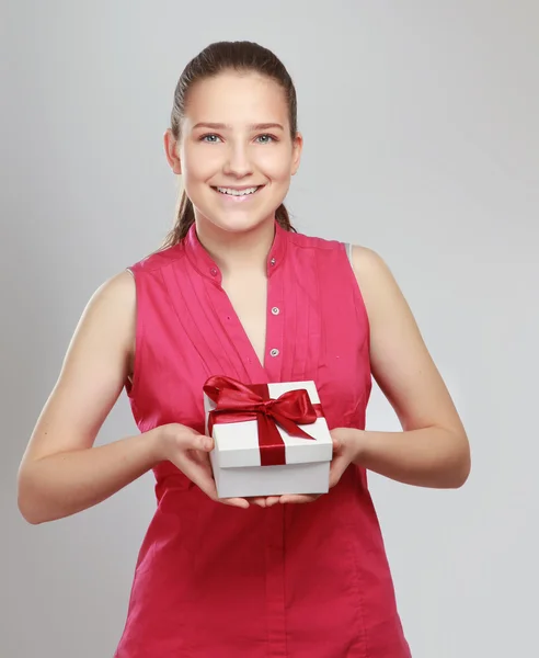 Vrouw met doos van de gift — Stockfoto