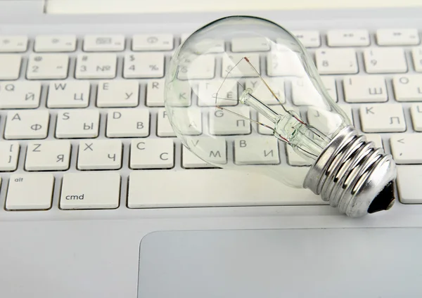 Glödlampa och tangentbord — Stockfoto