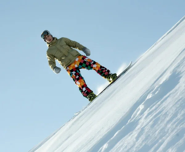 Snowboarder de pé a bordo . — Fotografia de Stock