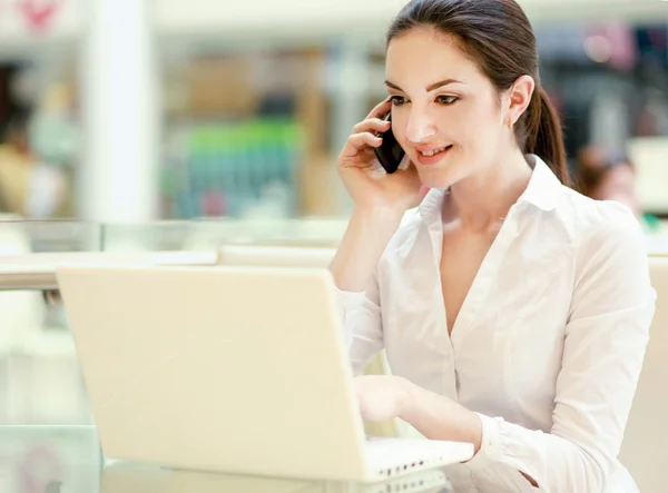 Lächelnde Geschäftsfrau mit Telefon. — Stockfoto