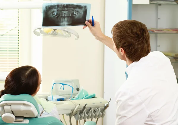 Mujer joven con dentista —  Fotos de Stock