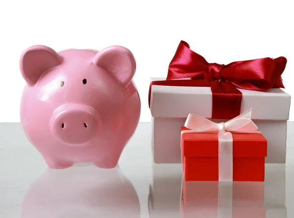 Spardose im Sparschweinstil und Geschenk — Stockfoto