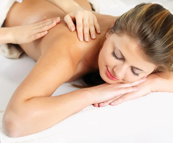 Vrouw ontvangen van massage. — Stockfoto