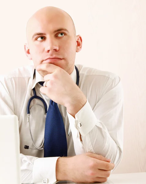 Un médico masculino en su lugar de trabajo —  Fotos de Stock