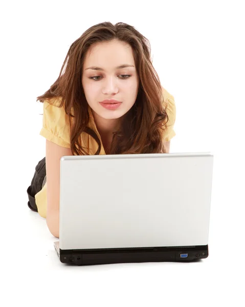 Vrouw liggen op de vloer met een laptop — Stockfoto