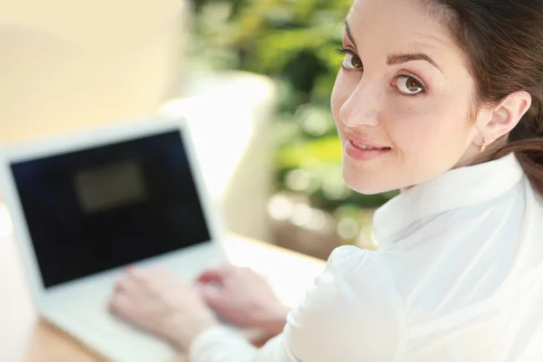 Žena sedící s laptopem — Stock fotografie
