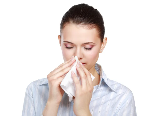 Mulher doente soprando o nariz — Fotografia de Stock