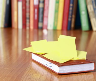kitap çıkartmaları ile