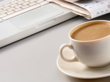 kahve laptop ve Gazeteler