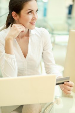 İnternetten alışveriş yapan kadın