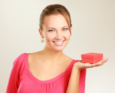 hediye kutusu tutan kadın