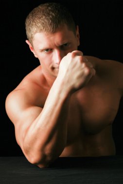 Sağlıklı kaslı genç adam..