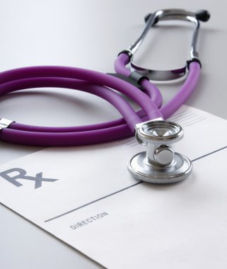 rx reçete üzerinde stetoskop