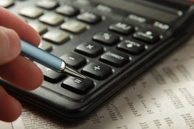 kalem ve kağıt üzerinde hesap makinesi