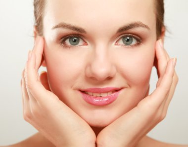 güzel bir kadın yüzüne dokunmak