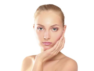 Yüzüne dokunan kadın