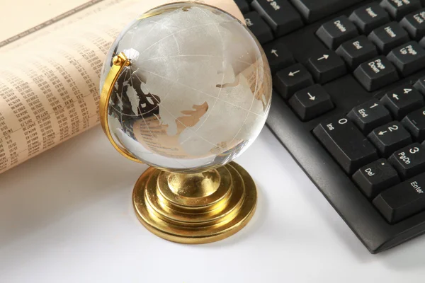 Achtergrond met laptop en globe — Stockfoto