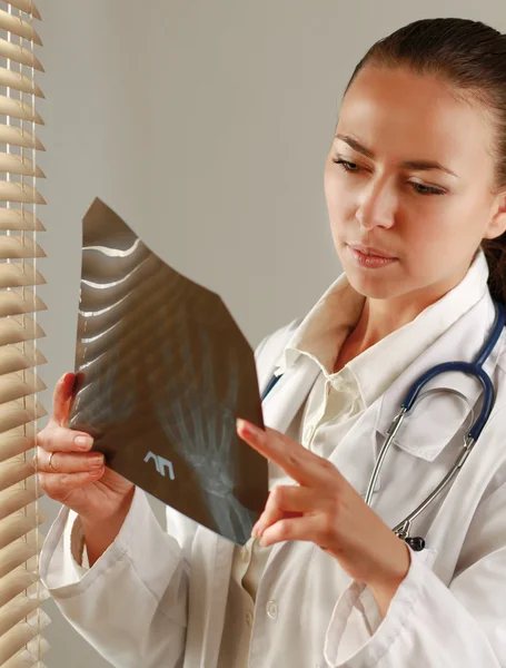 Mujer joven médico — Foto de Stock