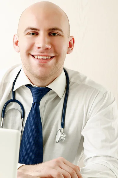 Un médico masculino en su lugar de trabajo —  Fotos de Stock