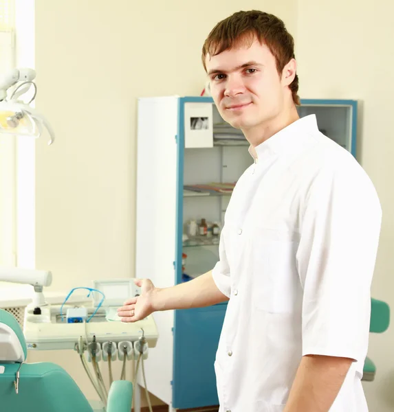 Człowiek dentysta w jego biurze uśmiechający się — Zdjęcie stockowe