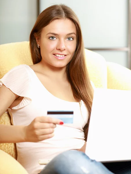Donna con computer portatile e carta di credito — Foto Stock