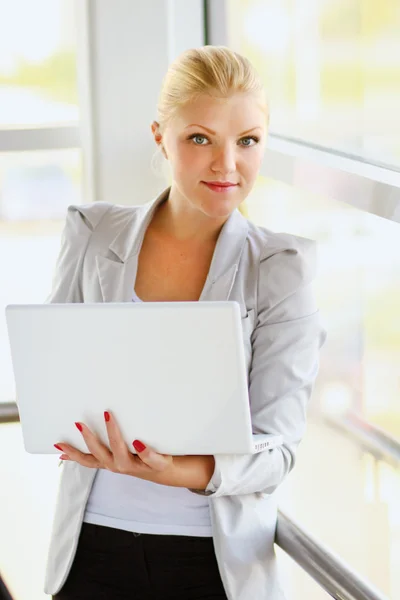 Een jonge vrouw met een laptop — Stockfoto