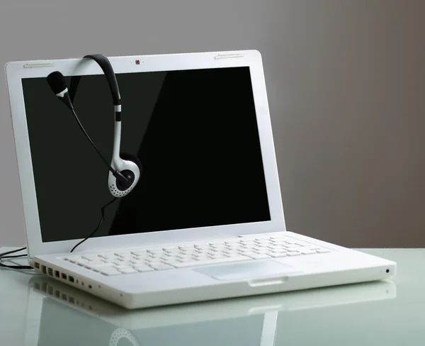 Headphone e Laptop — Fotografia de Stock