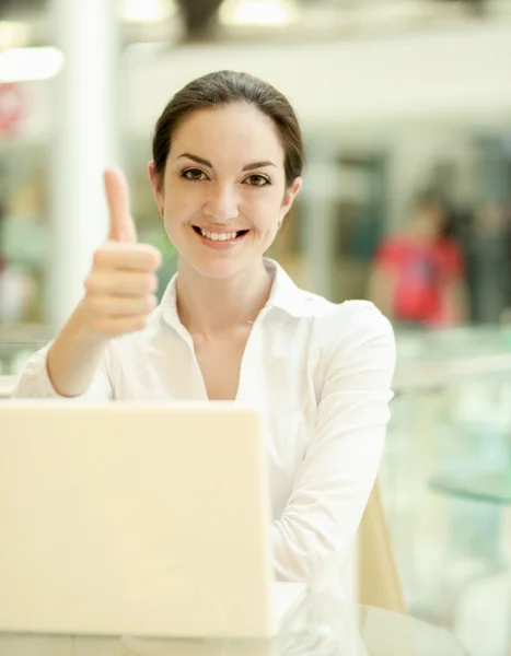 Una ragazza con un computer portatile — Foto Stock