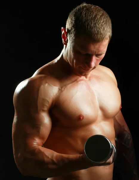 Homem musculoso a fazer exercício — Fotografia de Stock