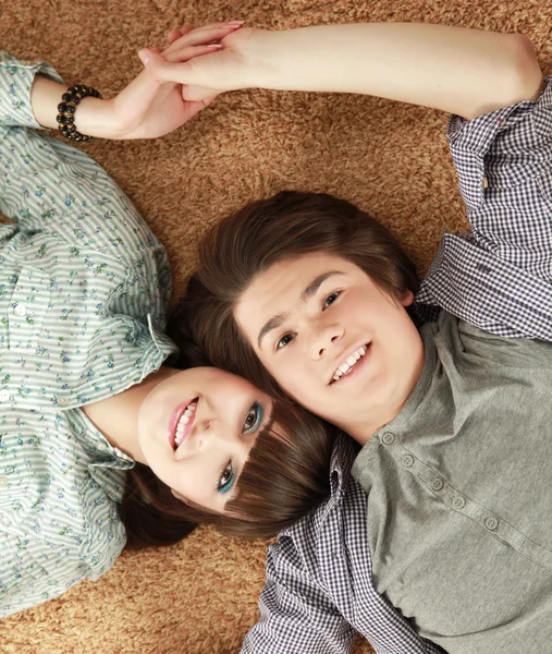 Una giovane coppia sdraiata sul pavimento — Foto Stock