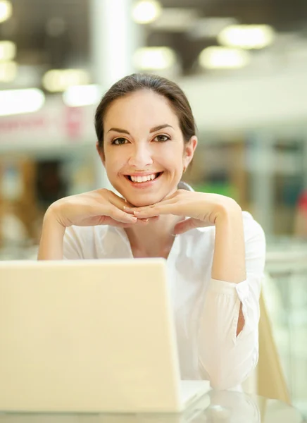 Wanita cantik yang bahagia duduk dengan laptop — Stok Foto