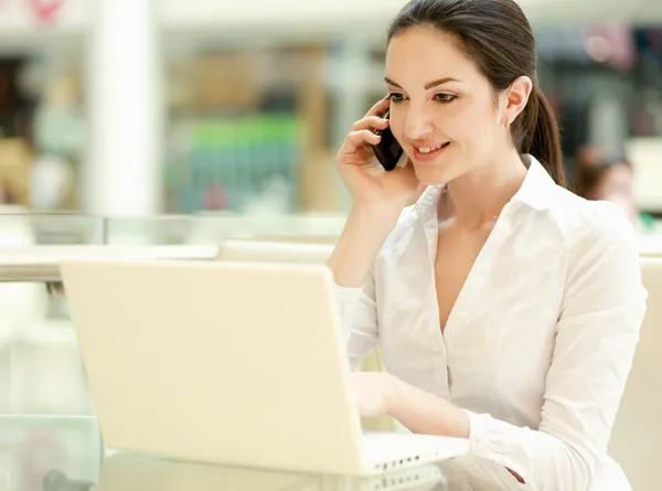 Zakenvrouw met telefoon — Stockfoto